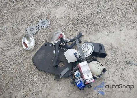 2000 Volkswagen New Beetle Gls z USA, uszkodzony, nr VIN 3VWCD21C8YM468456